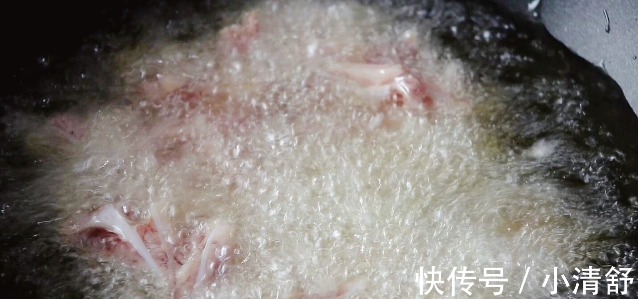 大蒜头|一盘大蒜,2块猪脆骨,先炸后炒,简单两步就能搞定,好吃不难做