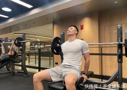 自律|空少小哥健身日常，胸毛腹毛连成线，满身精肌太可了！