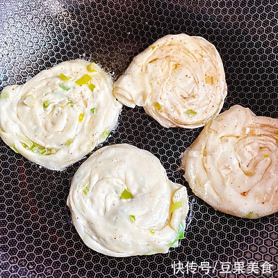 葱油饼|饺子皮做的葱油饼这样吃，全家都喜欢