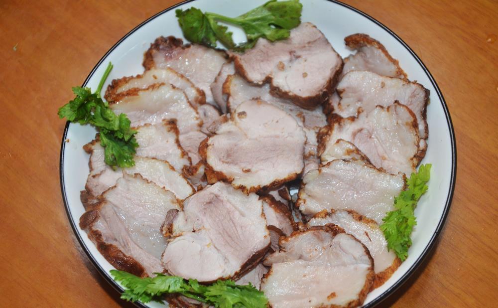 红烧|五花肉不要再红烧了,拿绳子捆起来,咸香不腻,我家一周吃5次