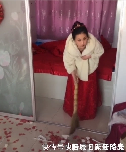 打扫|婚礼结束后,新娘弯腰打扫房间,抬头之后艳羡众人,美的不可方物