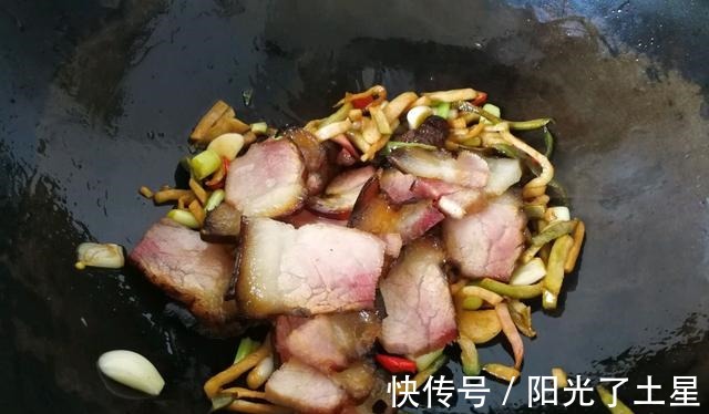 腊肉|8月吃什么这道家常菜占有一席之地,下酒下饭!