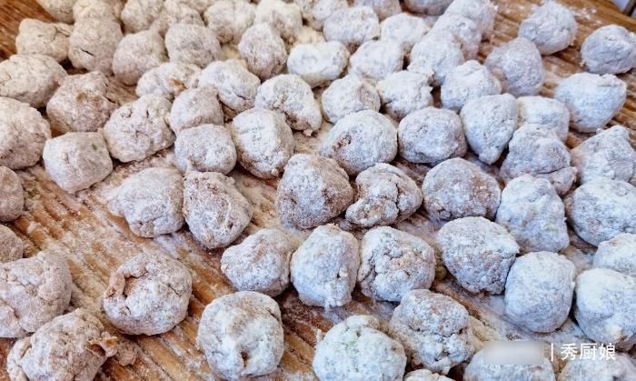 炸肉丸子，别只加面粉，多加3样食材，丸子外酥内软，好吃不油腻