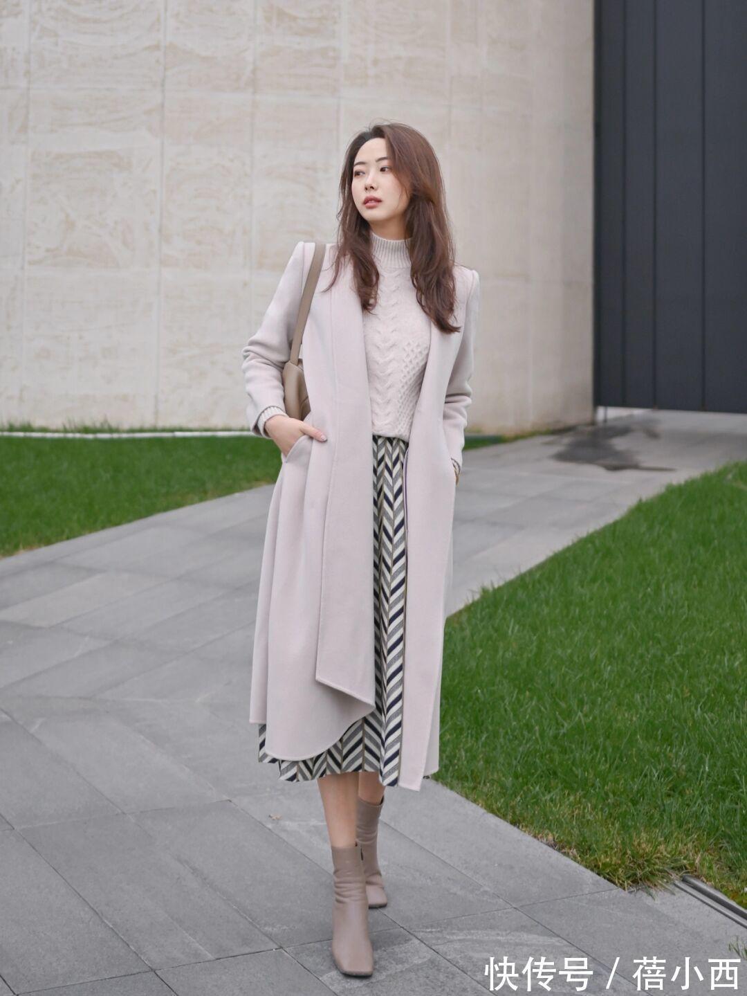 风衣|秋天建议30+女性多穿“半身裙”,搭配毛衣、风衣,优雅又显气质