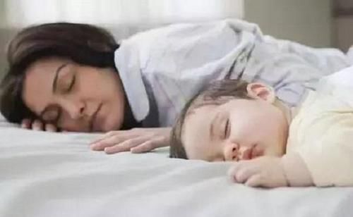 长辈|3岁前孩子跟妈妈睡还是跟奶奶睡?不同选择对孩子影响大,别犯错