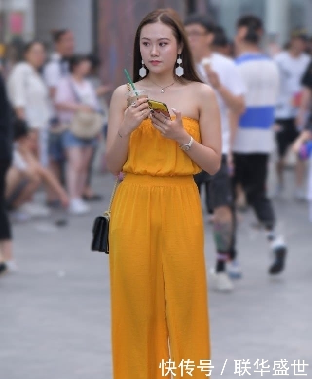 简直是过分,这么时髦的“蜂蜜裤”,要100斤的妹子穿才好看