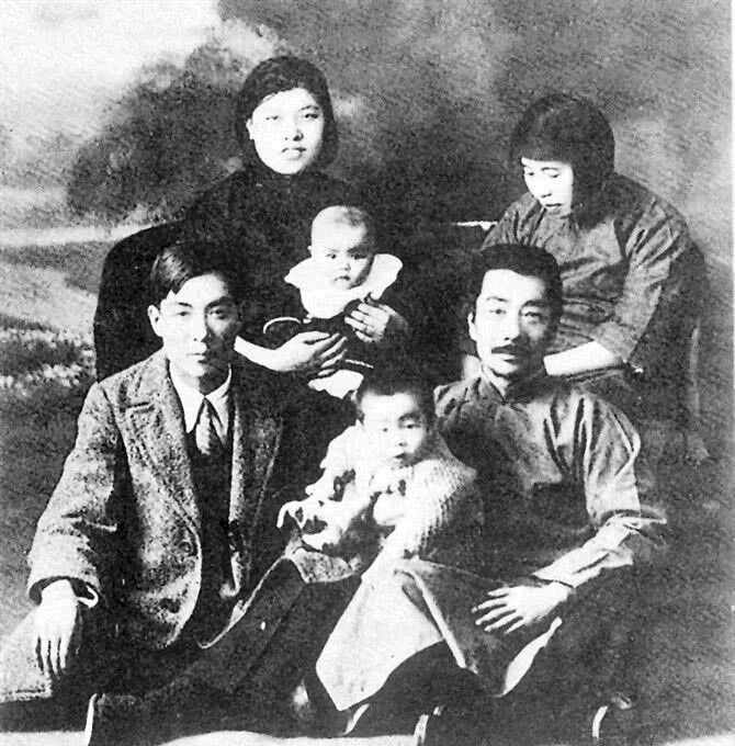 儿子|鲁迅有一个儿子四个孙,在鲁迅先生的光环下,他们都有什么成就呢