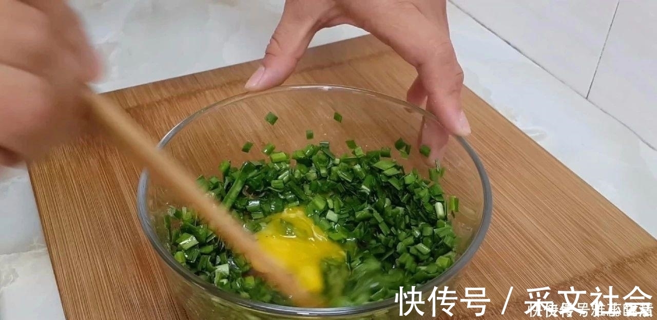 口水|早餐新吃法, 手不沾面, 做出来比鸡蛋饼营养又好吃, 边吃边流口水