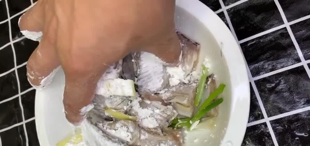 红烧带鱼，肉质鲜嫩骨粗刺少，口味香辣味美，兼具营养和美味