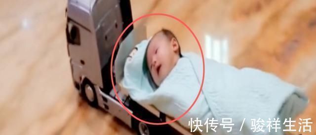 画面|妈妈出差,让奶爸自己带5个月的娃,一开门看到这画面瞬间笑趴了