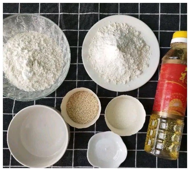 一点面粉加一点食用油,做出来的芝麻小饼,咸香适口,酥的掉渣