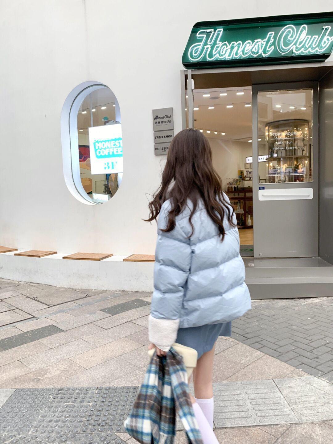 穿搭|降温没“羽绒服”真不行,少女们都爱这4个款,青春洋溢又保暖