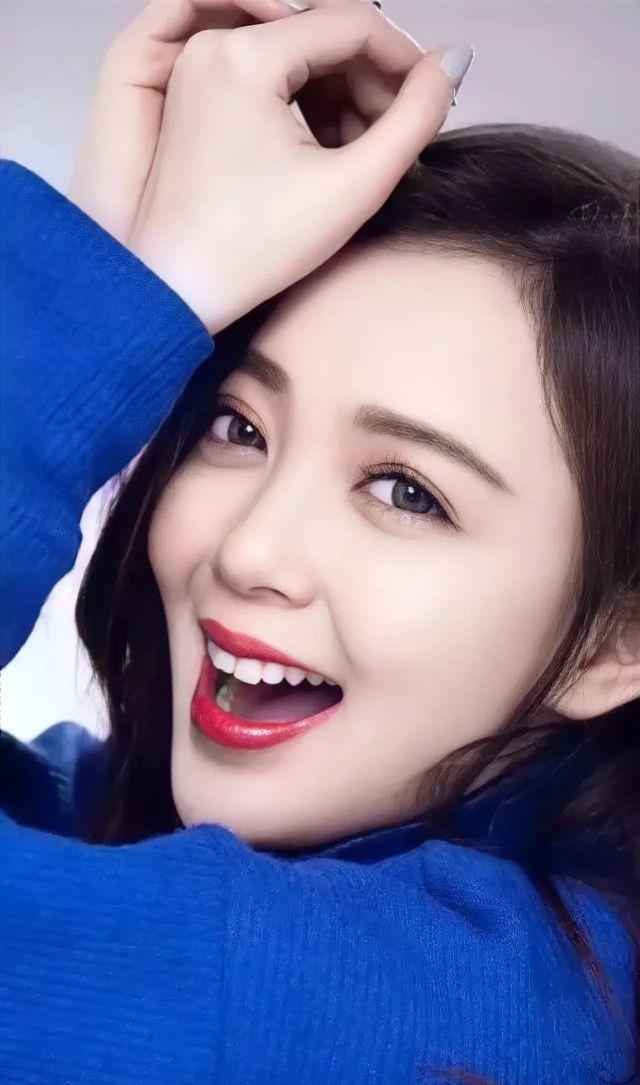 漂亮爱笑大眼睛美女