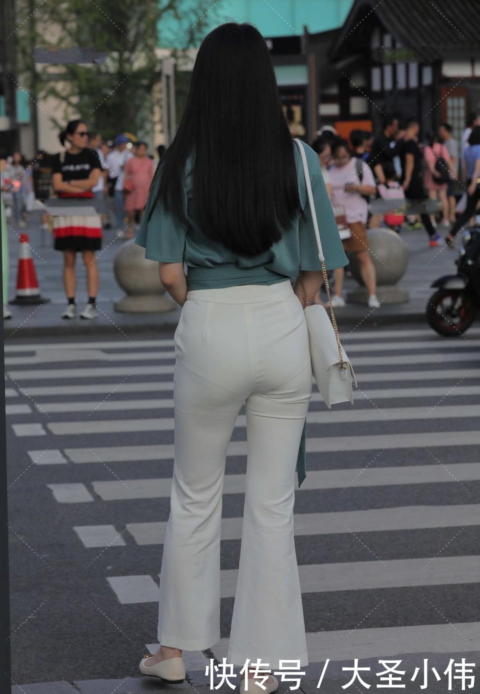 搭配|美女街拍:一身“女白领“既视感,一看都是干练职场女性,不过看着像迟到了