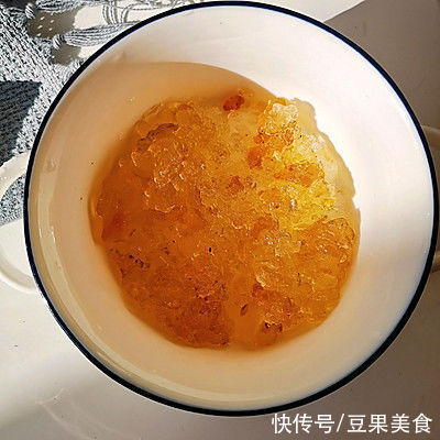 养颜|据说这个时候吃桃胶雪燕炖红枣，美容又养颜，是最好的