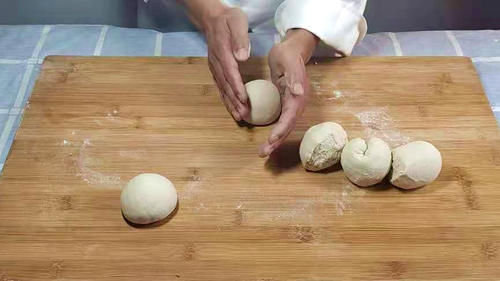  蓬松|老面馒头酸味重变黄，面点师教你加碱技巧，蓬松无酸味不变黄