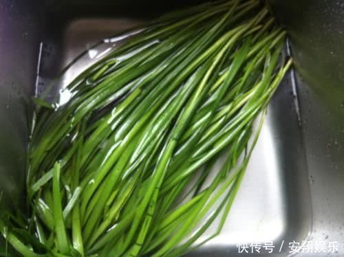 饺子|做韭菜饺子,直接拌馅是大错特错!多加这1步,韭菜翠绿不出水
