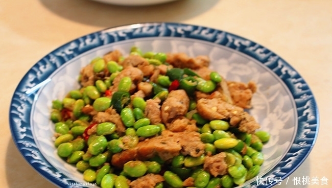 爸爸下厨做的晚餐,普通食材美味下饭,比在饭店吃还解馋