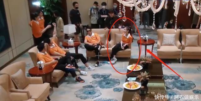 李沁|女明星的儀態(tài)有多重要《奔跑吧》baby和李沁同框坐，姿勢差距大