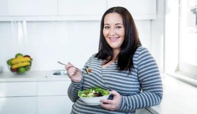 孕期|孕妈吃饭时,胎儿在干嘛呢?看完答案后,网友:太可爱了