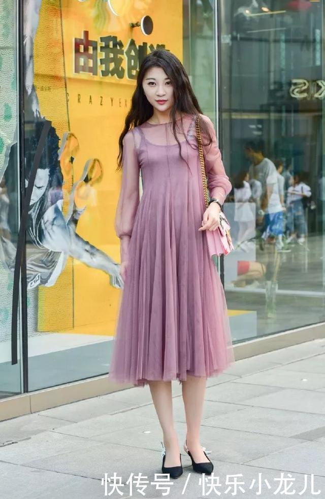 搭配着|街拍美女浅紫色的网纱连衣裙搭配着一双黑色的尖头高跟鞋,气质优雅