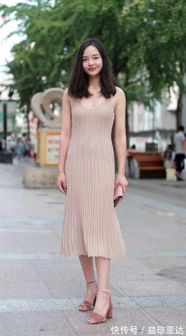 美女|街拍穿黑丝的美女,利落短发,小美女特别吸引眼球