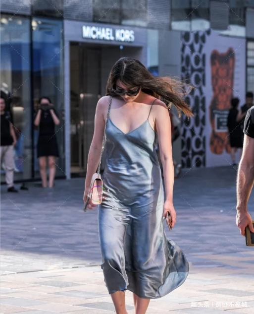 欧美 欧美体型的女孩,一袭丝质长色吊带裙,时尚又优雅值得分享!