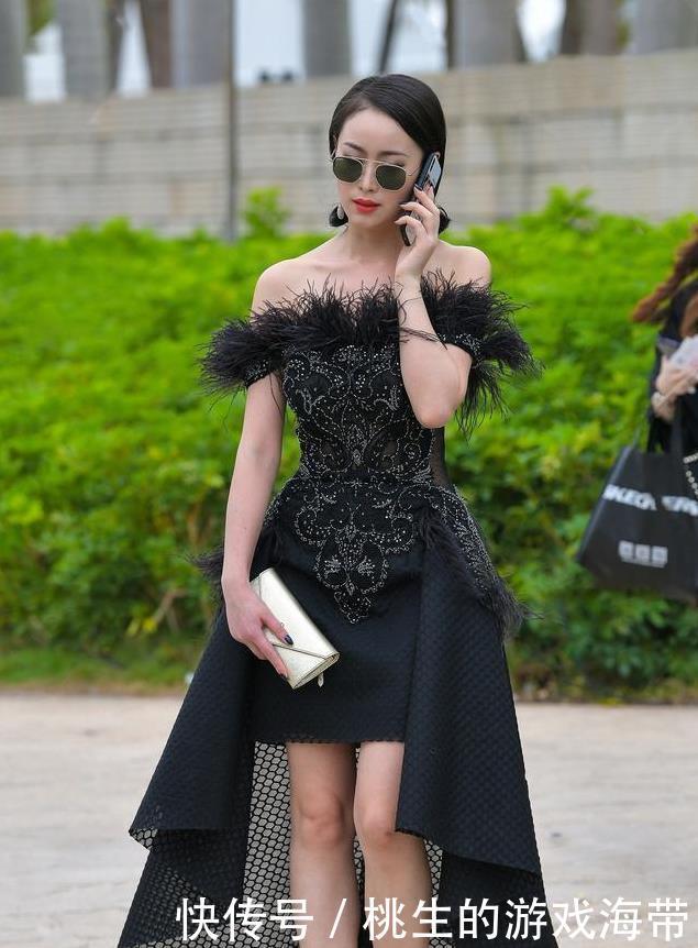 搭配|黑色礼服搭配黑色高跟鞋,前短后长的设计,衬托身材提升气质