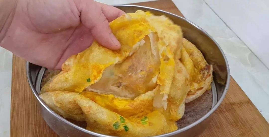 鸡蛋|吃早餐蛋糕的新方法,淋上蛋液,比手抓蛋糕简单,比鸡蛋灌饼好