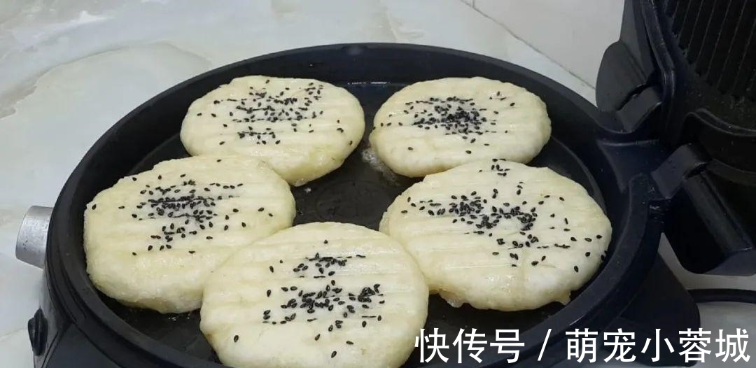 面粉这样做才好吃，加几勺白糖，外皮焦脆又营养，出锅孩子抢着吃