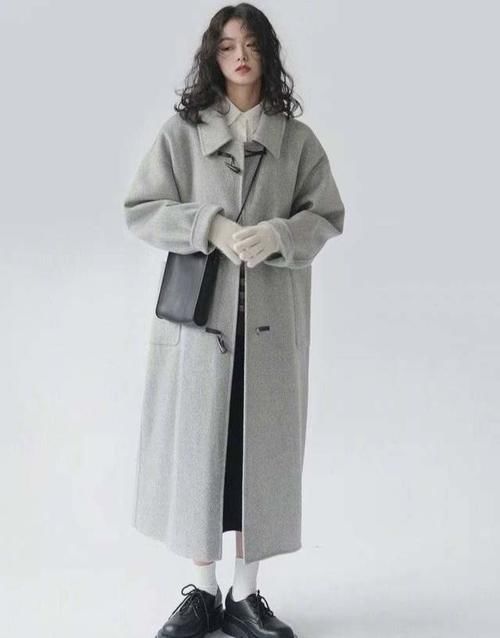 天气转暖，脱了羽绒服，现在穿什么外套更时髦？