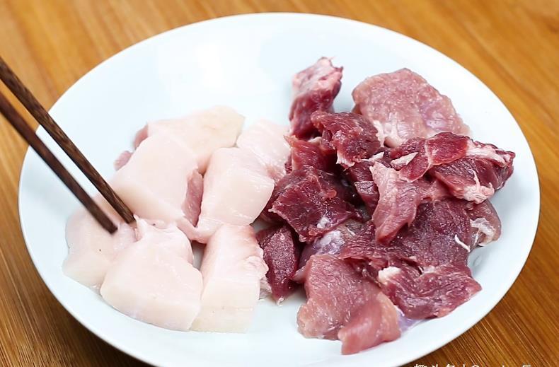 炸猪肉丸子时,谨记“2不放、加3样”丸子外焦里嫩,放凉也不硬