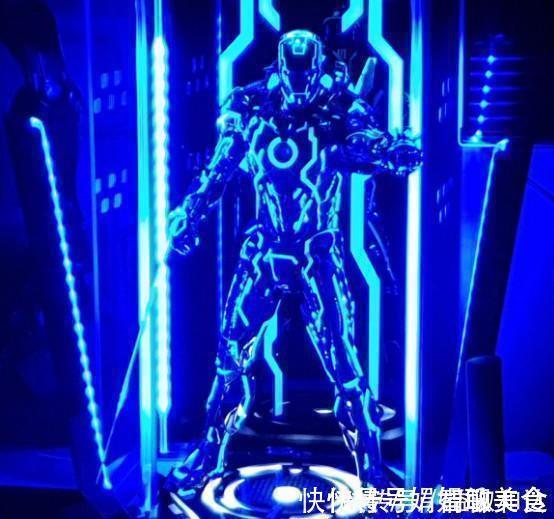 钢铁侠|小伙晒钢铁侠限定手办,当灯光亮起时,网友电费都出不起