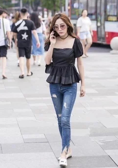 街拍：小姐姐身穿吊带连衣长裙，碎花的点缀，格外的清新靓丽