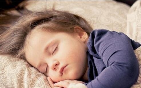 李玫瑾|李玫瑾教授:宝宝睡觉时有这3个举动,暗示大脑发育快,智商更高