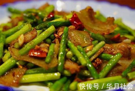 入味|蒜苔炒肉,别直接下锅炒,分享2个窍门,猪肉更滑嫩,蒜苔更入味