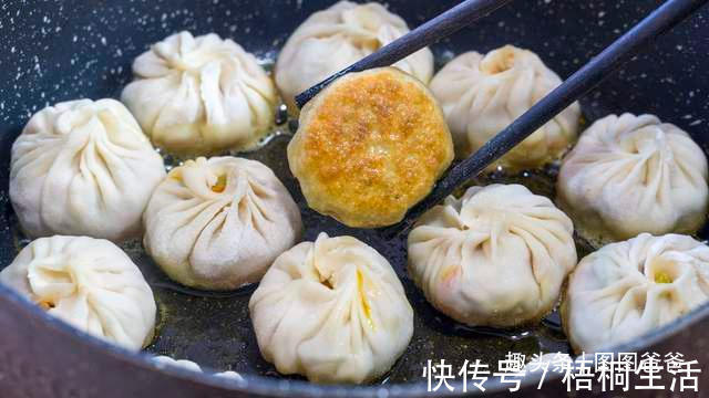 搅拌均匀|早餐别吃包子馒头了，1块钱饺子皮，5种巧用，美味解馋，孩子最爱