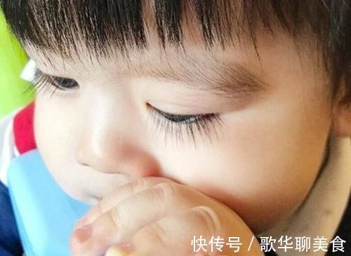 恐怖|国外男孩长睫毛“逆天”,最长可接触到嘴巴,网友有些恐怖