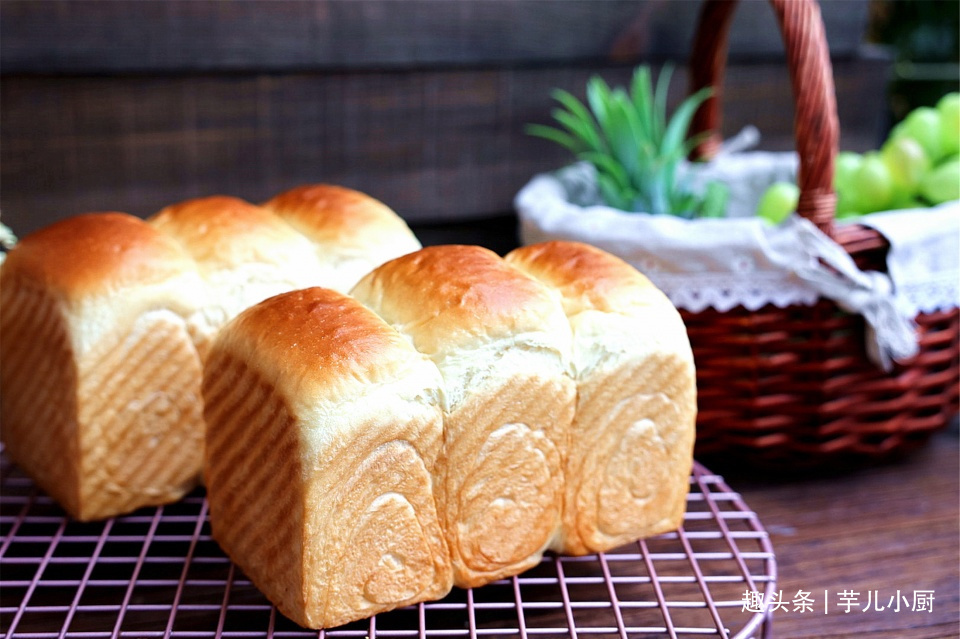 面包界的舒芙蕾—日式生吐司，做法简单，极致绵软，撕着吃最过瘾