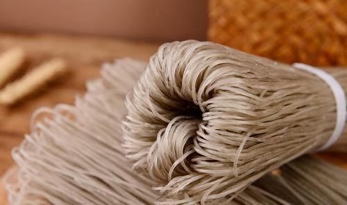 红薯粉条真假难分辨？学会这3招，轻松辨真假，再也不怕上当了