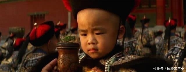 龙椅|溥仪晚年重游故宫，在龙椅下找出当年藏的1件东西，溥仪：这是我的宝贝！