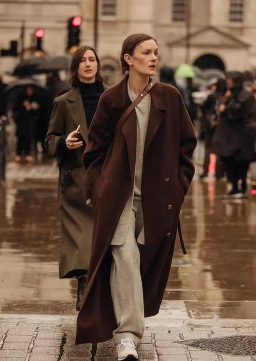 ?女人到了中年，这才是你该有的穿搭：大衣+阔腿裤，时髦又减龄