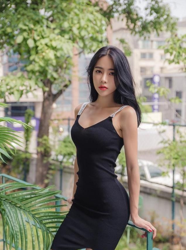 街拍：美女黑色上衣搭配白色长裙，肤白貌美，让人羡慕