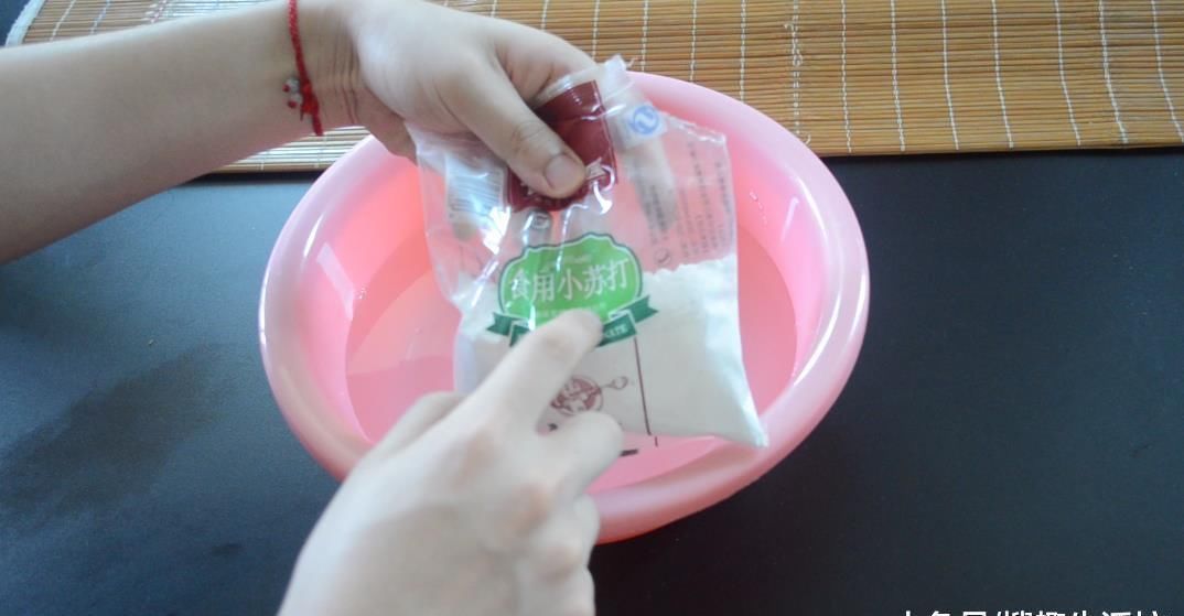 冲洗|凉席脏了别再用水冲洗了, 教你5分钟清洗凉席, 洗的干净还能除螨