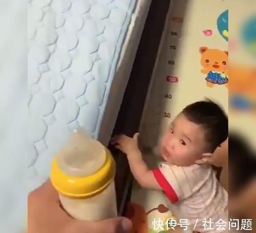 母乳喂养|萌娃因“奶瘾”超大走红,网友:建议直接把娃送到戒奶所比较好!
