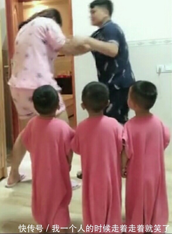 三兄弟|爸爸和妈妈假装打架,三胞胎儿子的做法,让妈妈眼泪不停