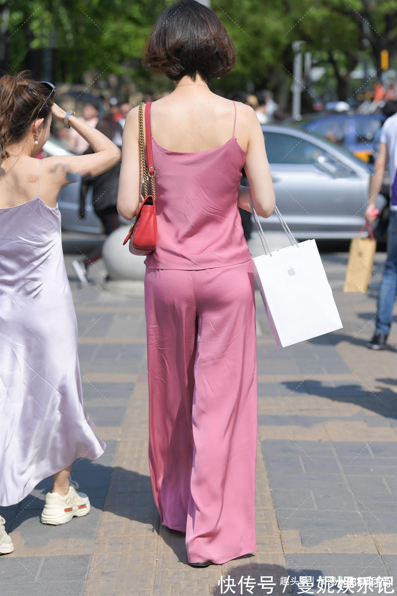 女生 时尚穿搭吊带套装,粉色款式减龄又时髦,散发女性的轻熟魅力
