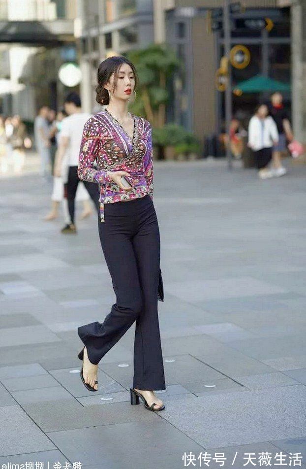 站姿|女超人阿雪:脚上搭配上一双高跟凉鞋,站姿也会显得更加的有魅力