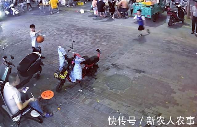 家长|俩熊孩子在马路上玩球,精准踢翻父亲的饭碗,网友:家长需要反思
