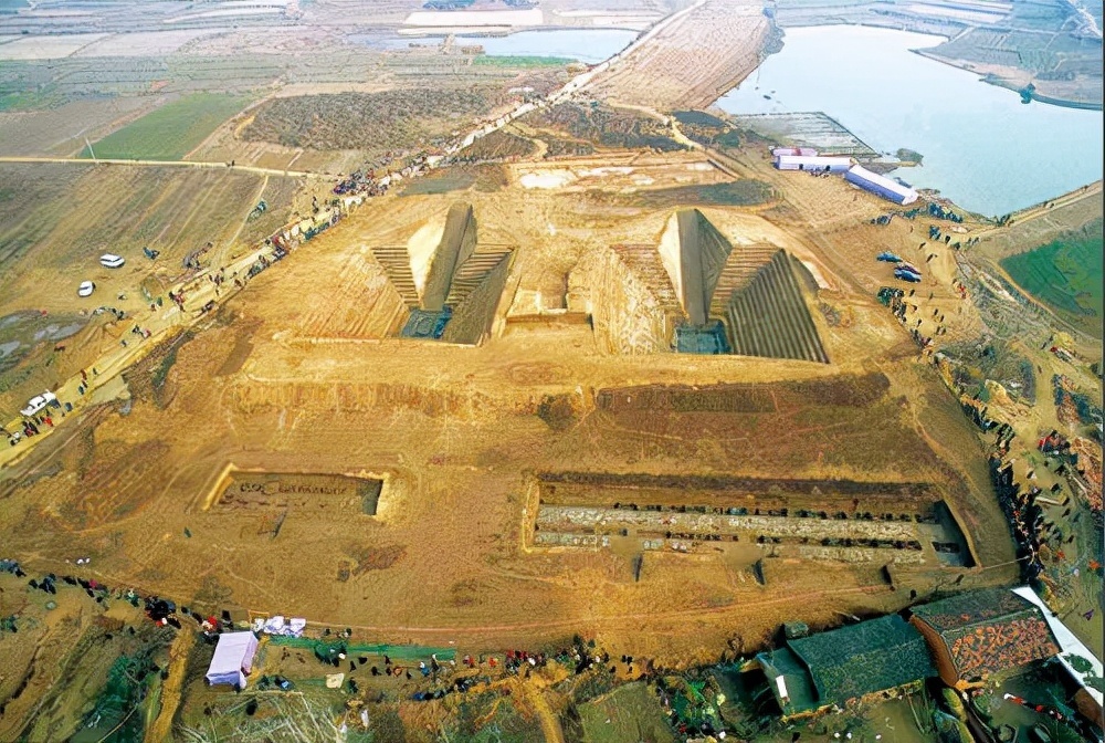 祭祀器！九连墩出土众多青铜器，有一件“谜”样的青铜器，至今不知道用途